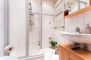 Bathroom - Monteurly | Bright 1BR Apt + Kitchen & Parking (Bremerhaven)