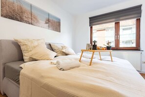 Room - Monteurly | Bright 1BR Apt + Kitchen & Parking (Bremerhaven)