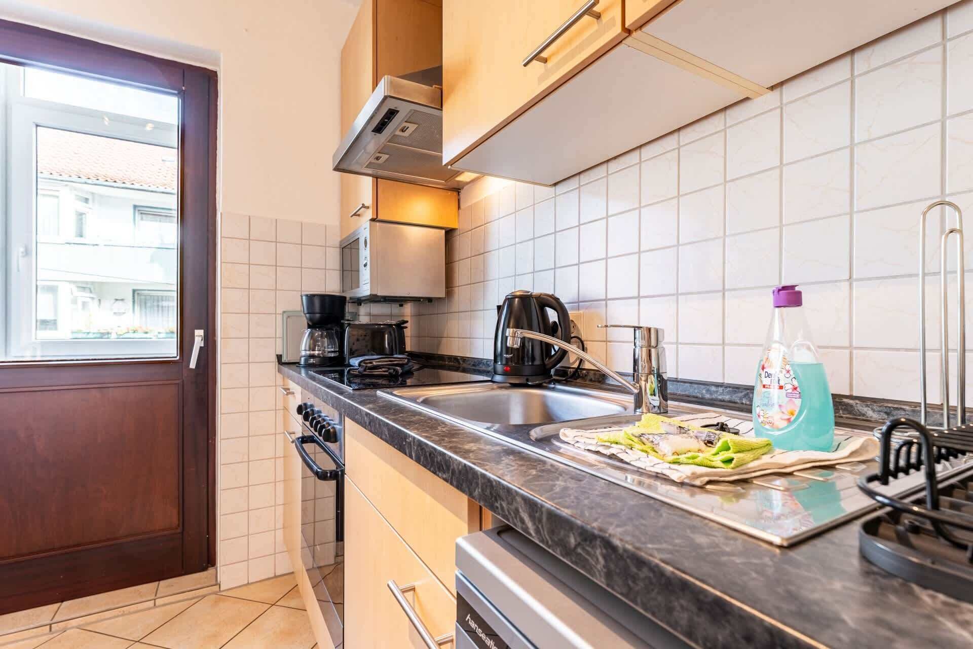 Kühlschrank, Ofen, Herdplatte, Wasserkocher mit Kaffee-/Teezubehör