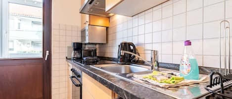 Fridge, oven, stovetop, coffee/tea maker