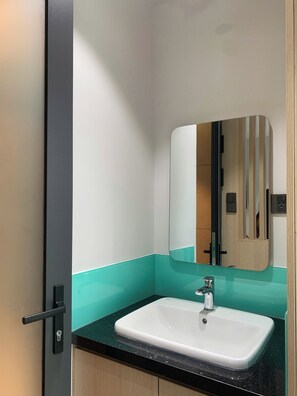 Kamar Double Deluks, pemandangan taman | Kamar mandi | Shower, pengering rambut, handuk, dan sabun