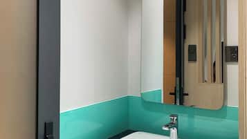 Deluxe Double or Twin Room | Bathroom