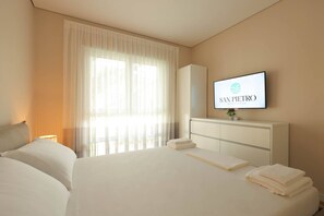 Desk, iron/ironing board, travel cot, free WiFi - SanPietro Vacation Apartment 012 (Plazhi San Pietro)