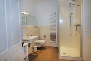 Shower, hair dryer, towels, soap - Haus Spiegel - Blue Heaven vacation apartment (Lindau (Bodensee))