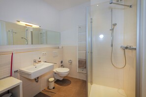 Shower, hair dryer, towels, soap - Haus Spiegel - Blue Heaven vacation apartment (Lindau (Bodensee))
