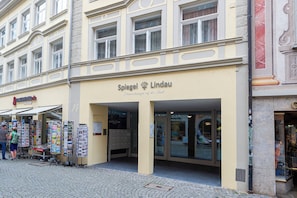 A building with a sign reading 'Spiegel Lindau' and a storefront with various items displayed outside. - Haus Spiegel - Blue Heaven vacation apartment (Lindau (Bodensee))