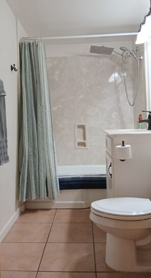 Séchoir à cheveux, serviettes fournies, savon, papier de toilette