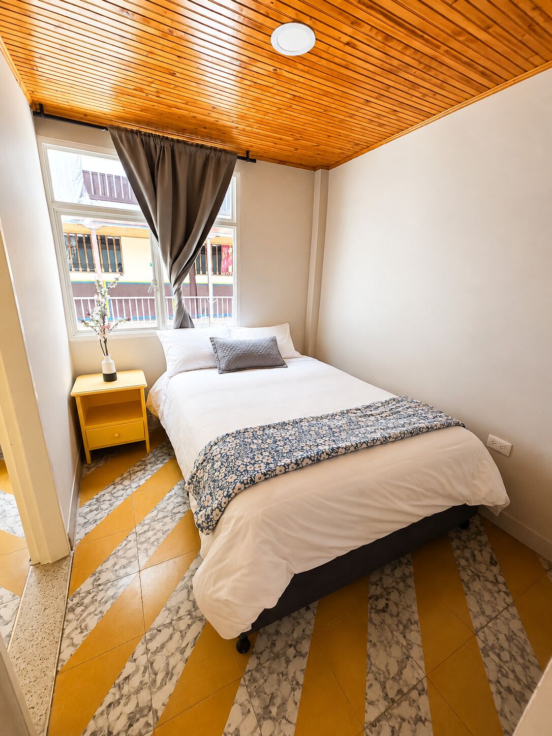 Lit avec matelas en mousse à mémoire, accès au Wi-Fi (inclus)