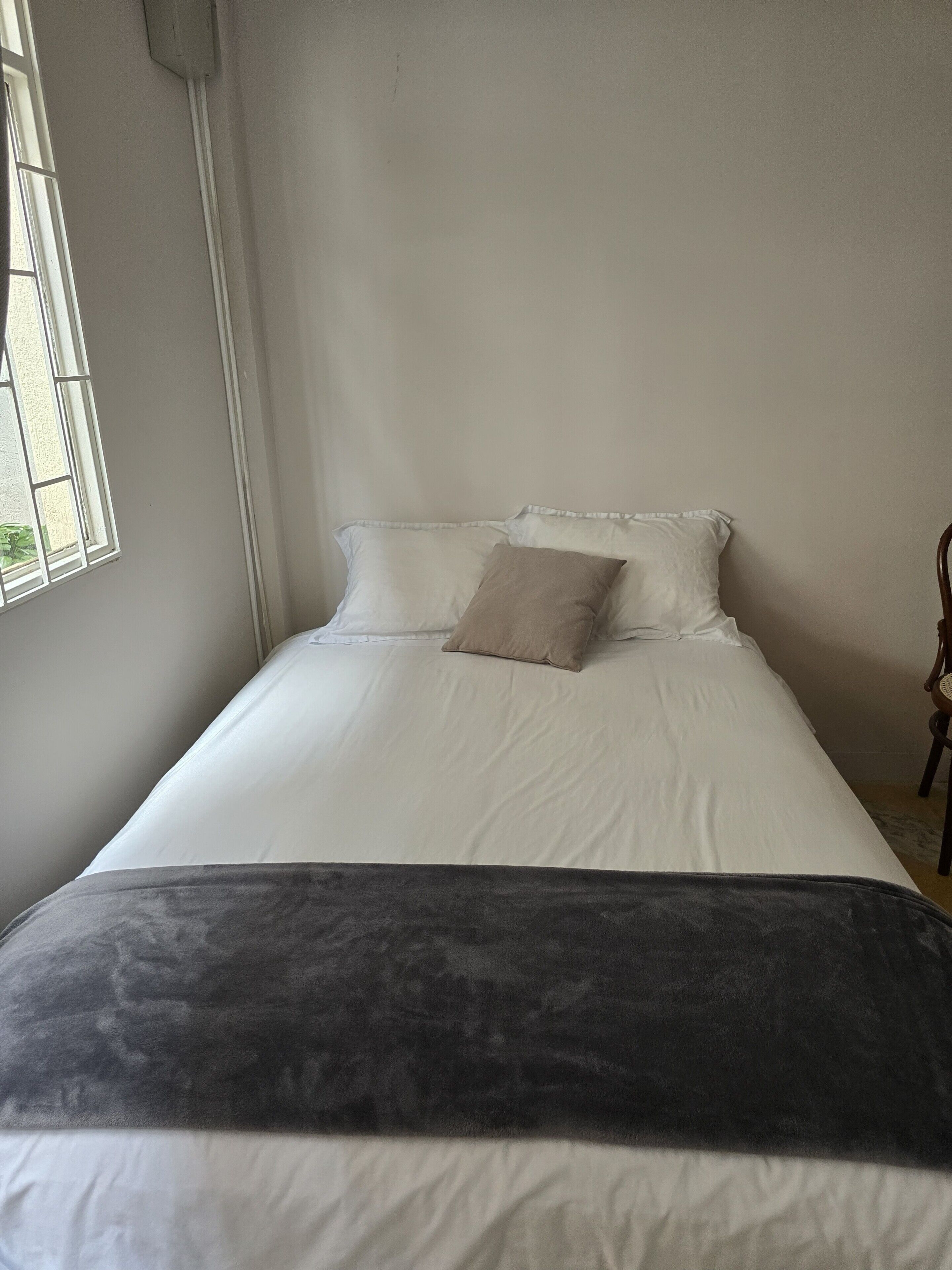 Chambre classique | Lit avec matelas en mousse à mémoire, accès au Wi-Fi (inclus)