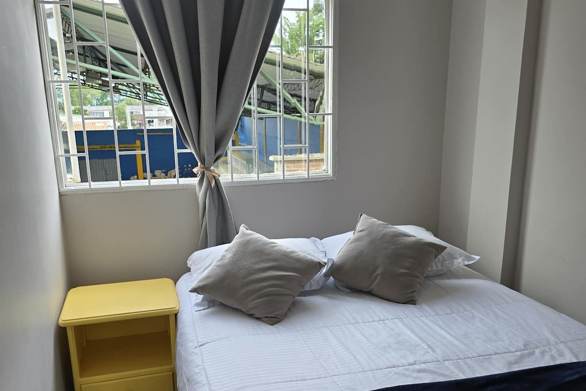 Lit avec matelas en mousse à mémoire, accÚs au Wi-Fi (inclus)