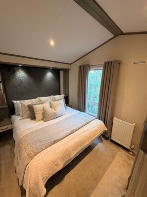 3 habitaciones, tabla de planchar con plancha, wifi y ropa de cama 
