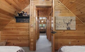 4 bedrooms, iron/ironing board, free WiFi, bed sheets - Cozy authentic log cabin with hot tub, Lake Access, near Sunday River & Mt Abram (Greenwood)