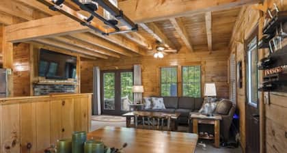 Cozy authentic log cabin with hot tub, Lake Access, near Sunday River & Mt Abram