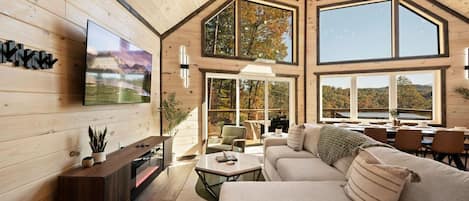 Smart TV, chimenea, futbolito y videoteca
