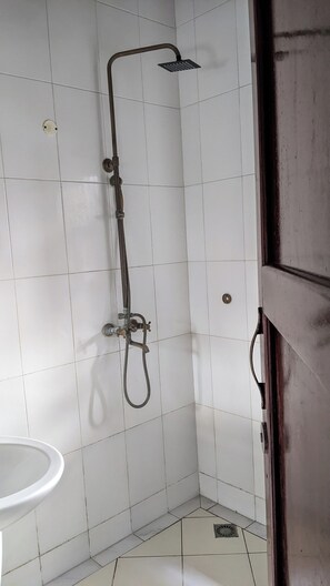 Shower, hair dryer, towels, soap - The Hub Train House Boutique Violeth (Zanzibar)