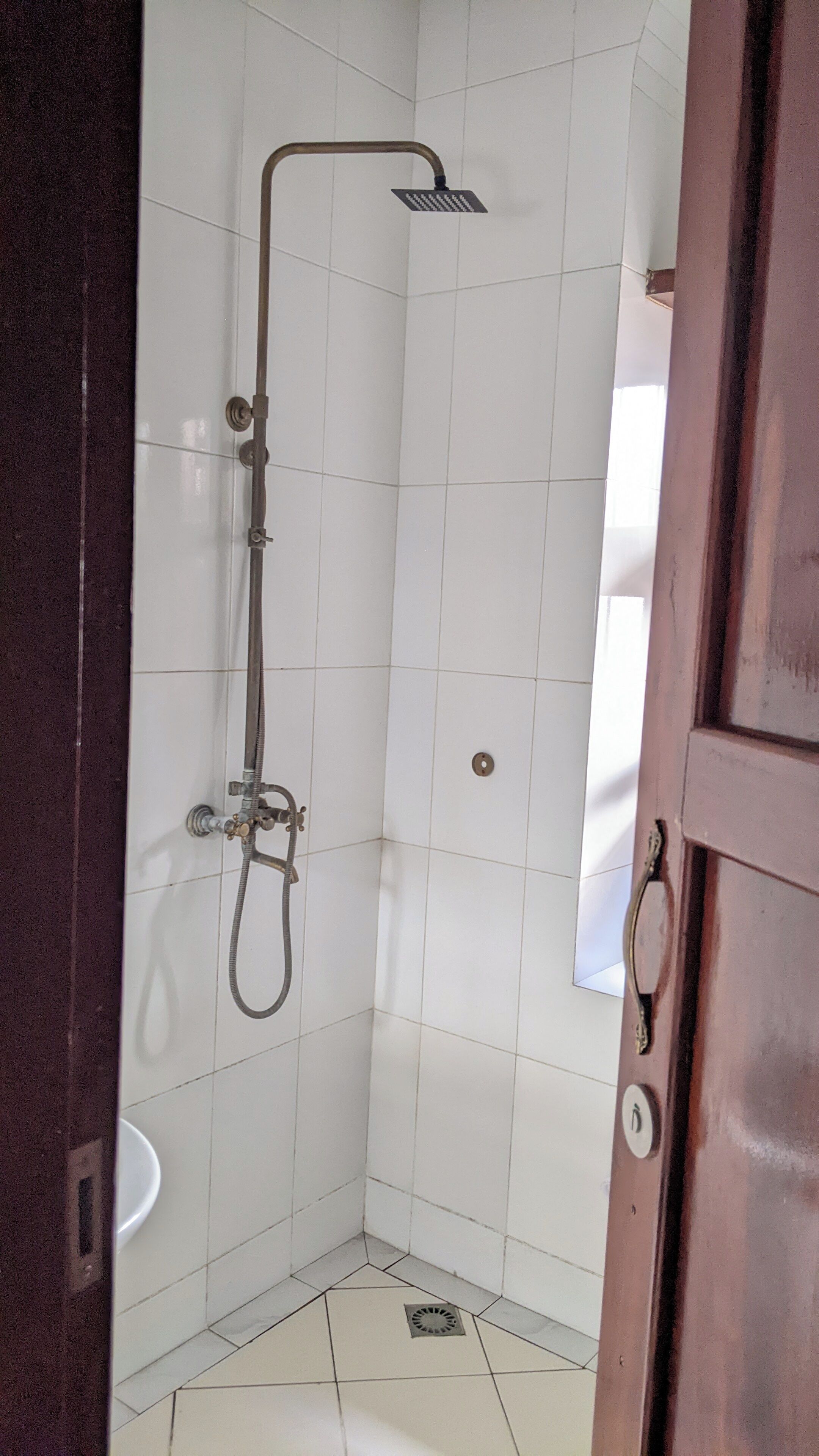 Een douche, een haardroger, handdoeken, zeep