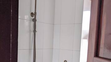 Een douche, een haardroger, handdoeken, zeep