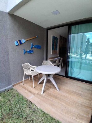 Outdoor dining - Flat 003 | Studio Garden with pool views (Tamandaré)