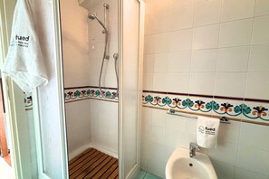 Ducha, bidé y toallas