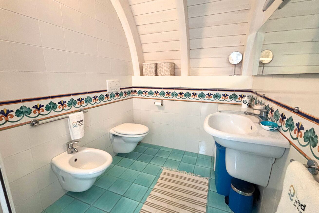 Een douche, een bidet, handdoeken