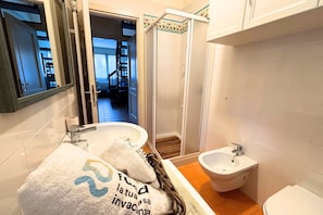 Douche, bidet, serviettes fournies