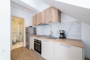 Two Level Apartment | ครัวส่วนตัว | เครื่องชงกาแฟ/ชา