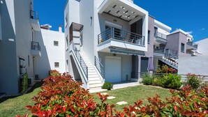 A modern building with a staircase, a balcony, and a covered area. - SLV Irida Apartment (Pangaio)