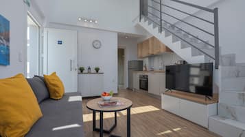 Two Level Apartment | Area soggiorno | TV 40 pollici con canali via cavo