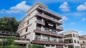 Un edificio de varios pisos con balcones, con la leyenda 'TOWNHOUSE Company Services'.