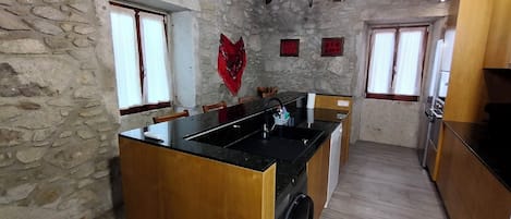 Een koelkast, een microgolfoven, een oven, een kookplaat