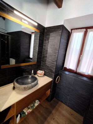 Een douche, een haardroger, handdoeken, zeep