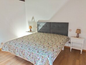 2 slaapkamers, een strijkplank/strijkijzer, gratis wifi, beddengoed
