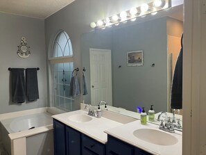 Hair dryer, towels, soap, shampoo - House sleeps 12, 5 bedrooms, 2.5 bath, pool, at Lake Lewsiville (Lake Dallas)
