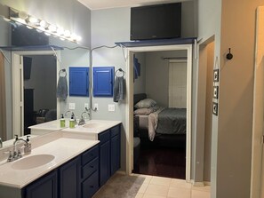 5 bedrooms, iron/ironing board, free WiFi, bed sheets - House sleeps 12, 5 bedrooms, 2.5 bath, pool, at Lake Lewsiville (Lake Dallas)