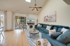 Smart TV - MoMoanna Retreat - Community Pool and close to Beach! (Chincoteague Island)