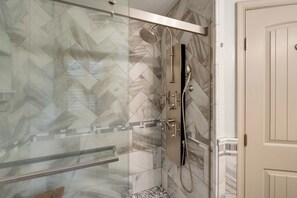 Shower - MoMoanna Retreat - Community Pool and close to Beach! (Chincoteague Island)