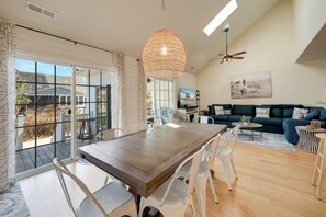 Dining - MoMoanna Retreat - Community Pool and close to Beach! (Chincoteague Island)