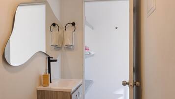 Deluxe Bungalow, Balcony, Sea View | Bathroom | Shower, towels, soap, shampoo