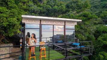 Deluxe Bungalow, Balcony, Sea View | Outdoor dining