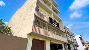 Un edificio de varios pisos con un letrero que dice 'Collection'.
