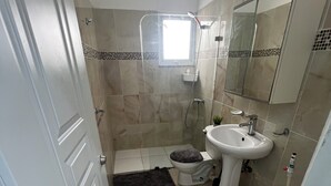 Ein Badezimmer mit Toilette, Waschbecken und Spiegel.