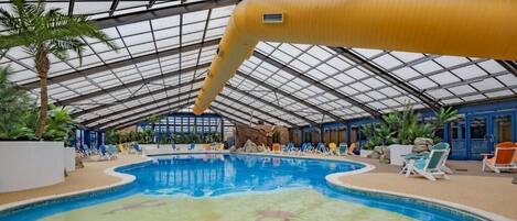 Piscine couverte, maĂźtres-nageurs sur place