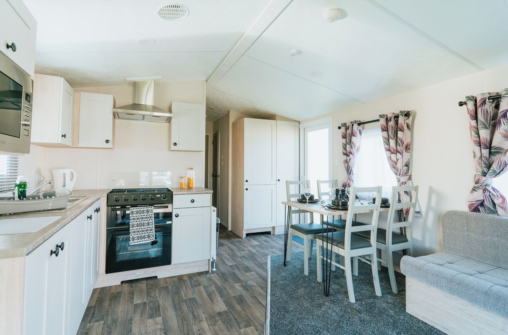 Basic Mobile Home | Private kitchen | Fridge, microwave, oven, stovetop