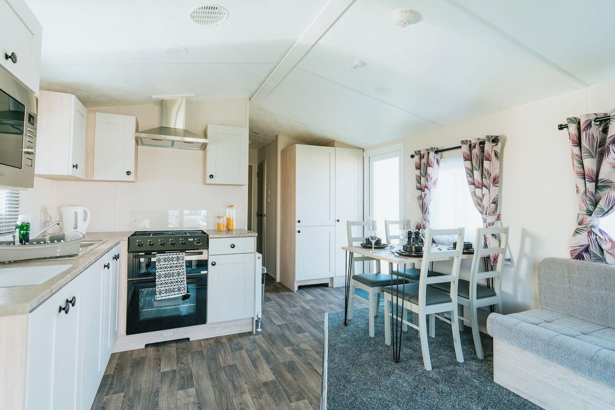 Basic Mobile Home | Private kitchen | Fridge, microwave, oven, stovetop