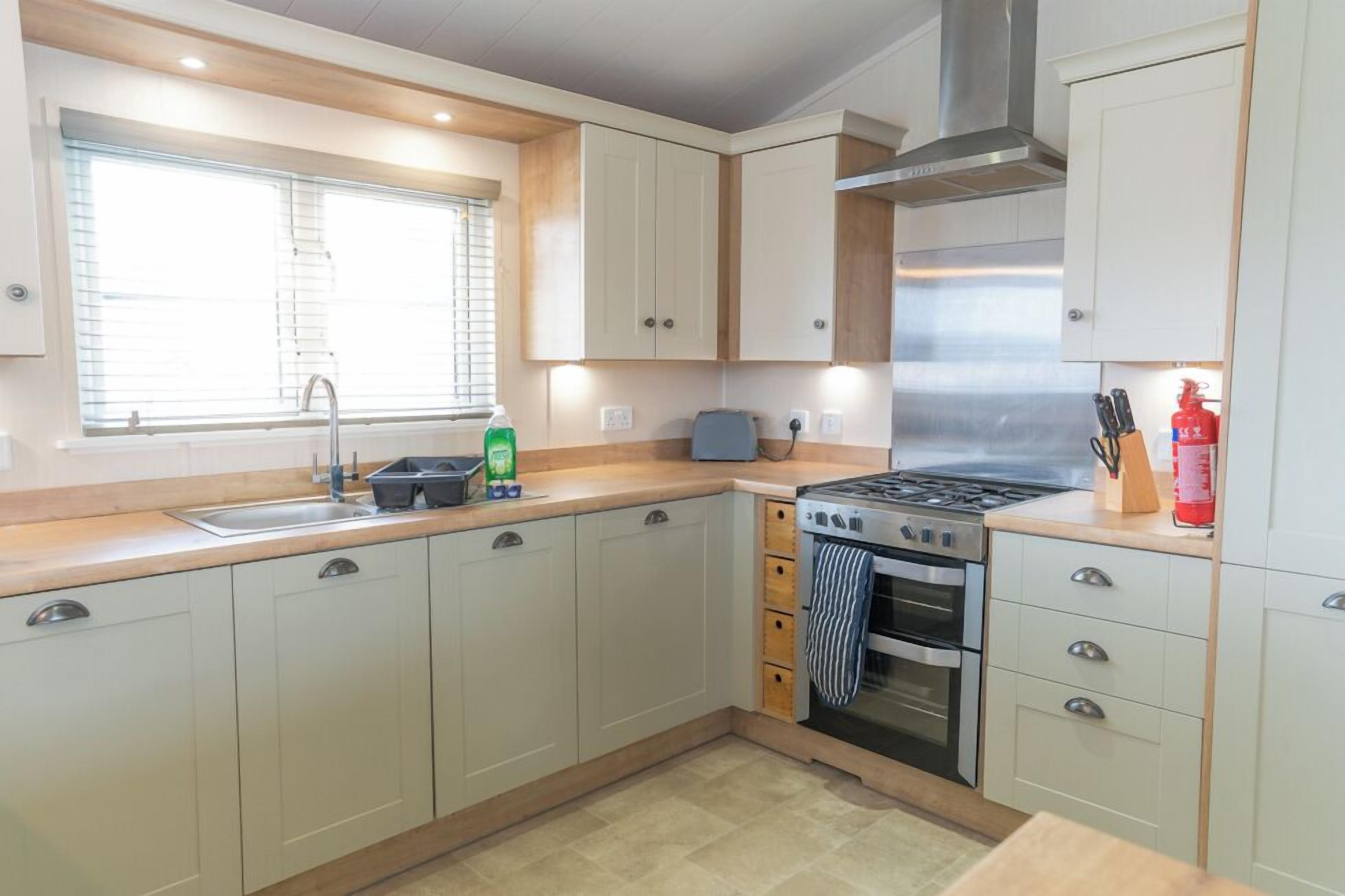 Basic Chalet | Private kitchen | Fridge, microwave, oven, stovetop