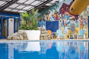 Una piscina techada, guardavidas en la propiedad