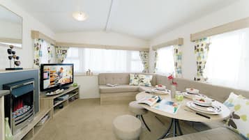 Basic Mobile Home, 2 Bedrooms | Living area