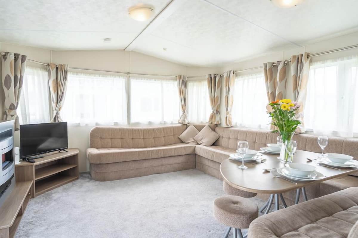 Basic Mobile Home | Living area | Flat-screen TV
