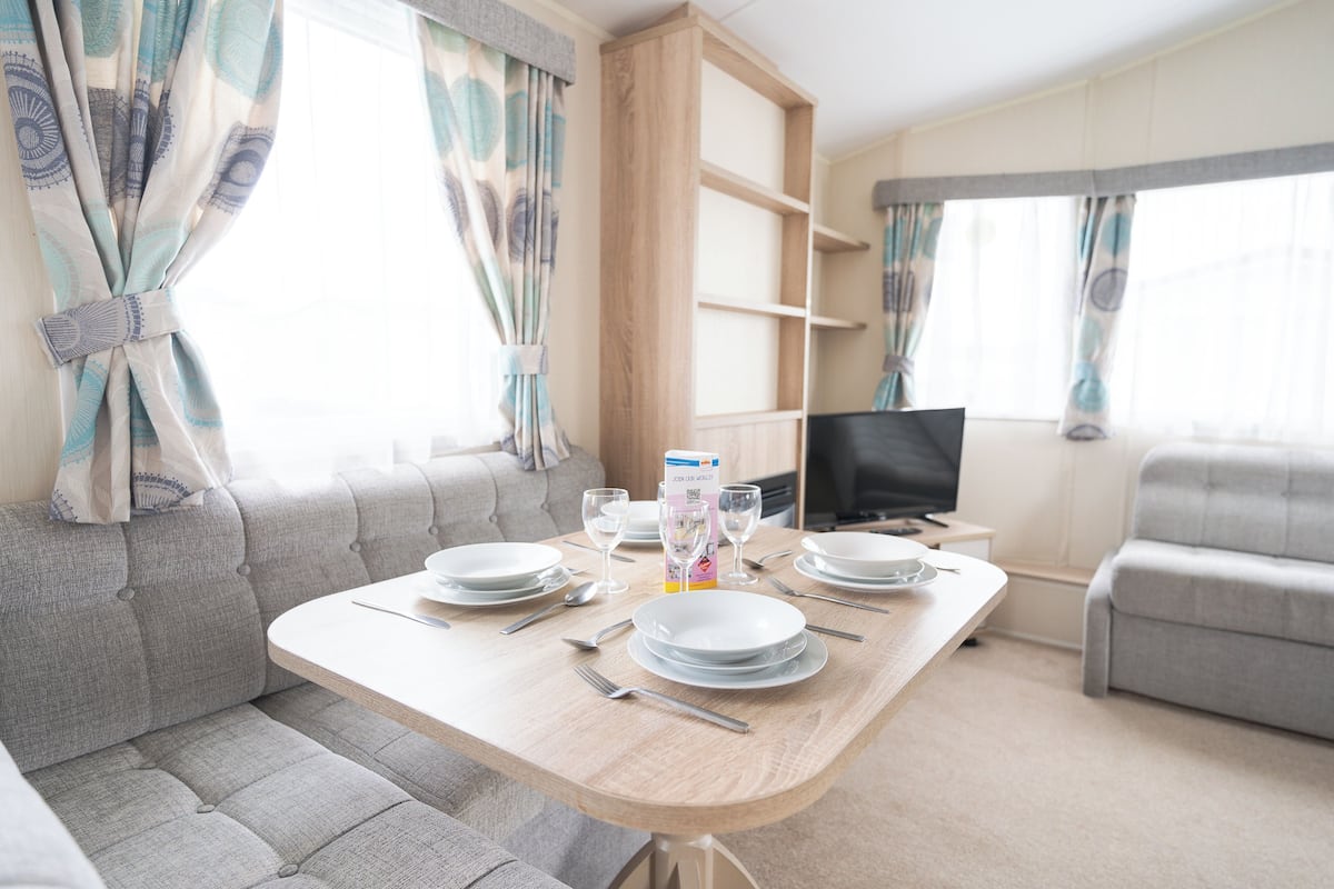 Basic Mobile Home | Living area | Flat-screen TV