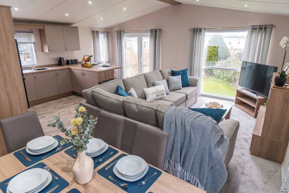 Admirals Rest (Lodge) | Living area | 30-inch flat-screen TV with satellite channels, TV